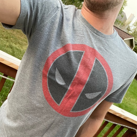 Deadpool T-shirt - Picture 3 of 3